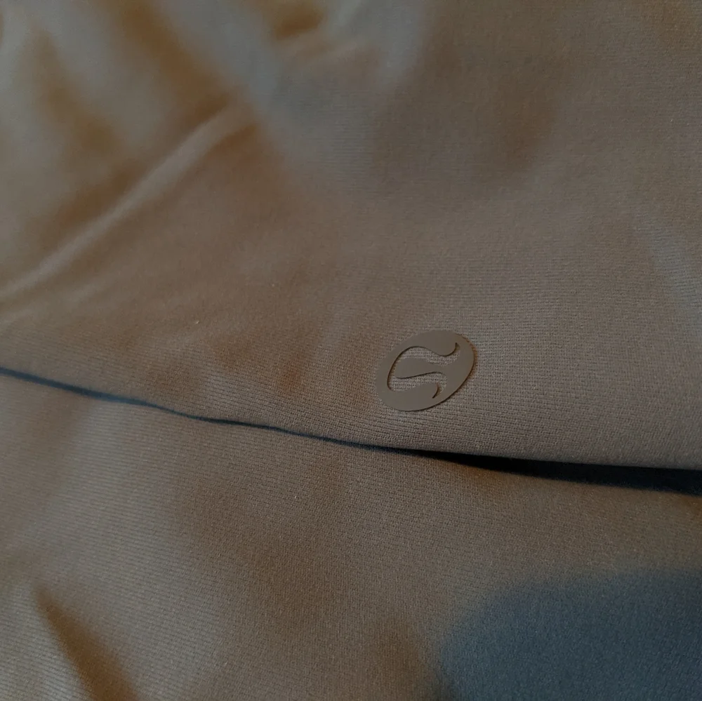 Lululemon On the Fly Shorts size 8 - Picture 4 of 7